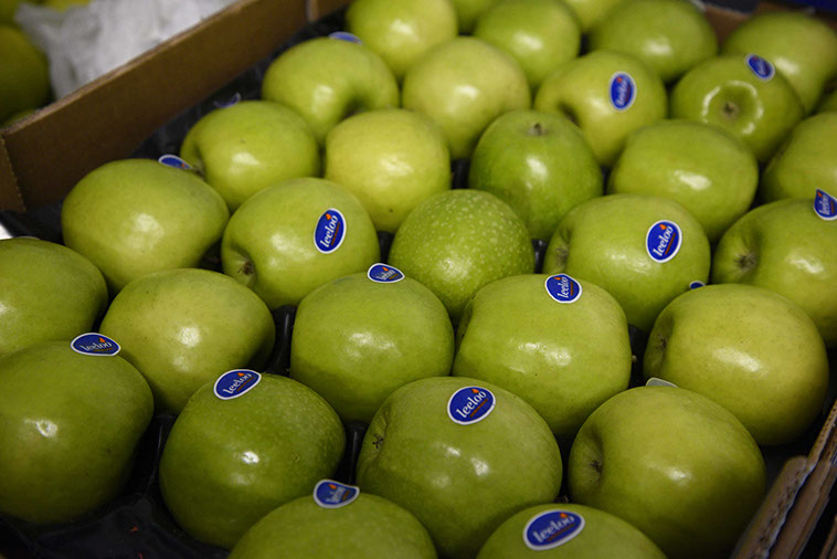 Buy fresh fruit and vegetables in Portree on the Isle of Skye from Maggie's Fruit and Veg